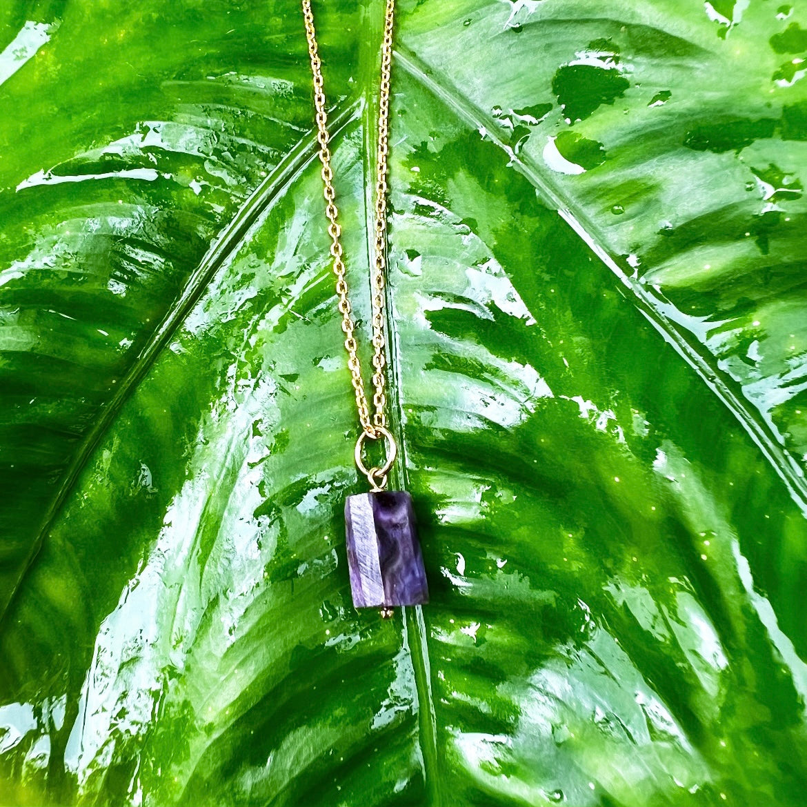 ~Transcendance ~ Collier Amulette – Charoïte – Plaqué or 18k – Junko Tabei