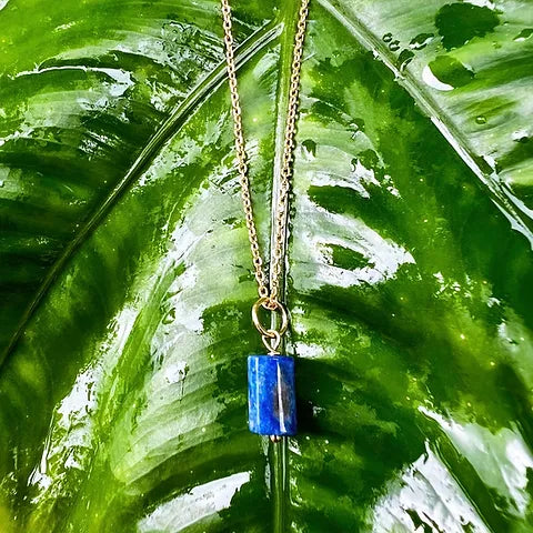 ~Éclaireuse ~Collier Amulette – Lapis Lazuli – Plaqué or 18k – Nellie Bly